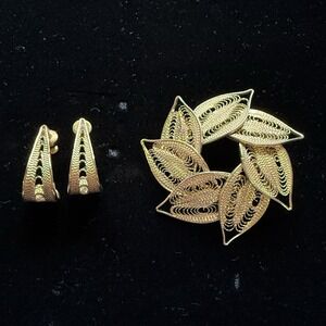 Filigree Leaf Wreath Brooch Layered W/ Earrings Gold Tone Open Work Vintage 2"